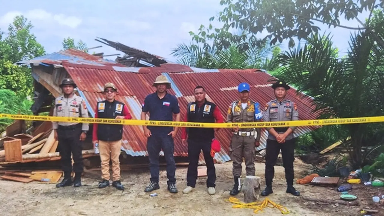 Petugas gabungan merobohkan pondok perambah hutan Taman Nasional Tesso Nilo di Kabupaten Pelalawan.