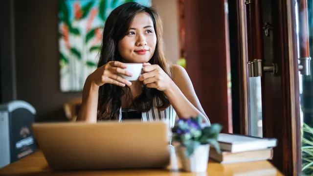 perempuan dan oktober introvert tangguh