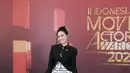 Rachel Vennya hadir mengenakan atasan janggan hitam dengan aksesori kalung panjang. Dipadukan rok high waist bermotif. [@rachelvennya]