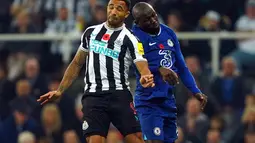 Pemain Newcastle United Callum Wilson (kiri) berebut bola dengan pemain Chelsea Kalidou Koulibaly pada pertandingan Liga Inggris di St. James' Park, Newcastle, Inggris, 12 November 2022. Newcastle United mengalahkan Chelsea dengan skor 1-0. (Owen Humphreys/PA via AP)