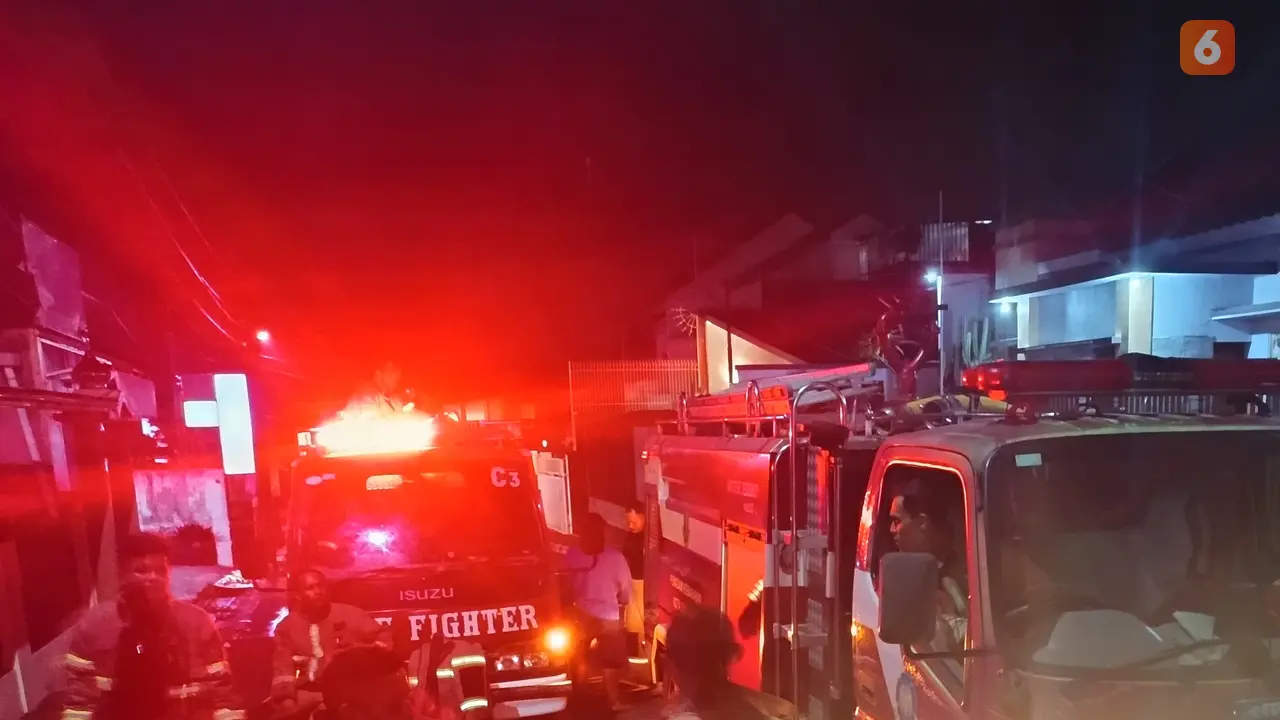 Tim Damkar Satpol PP Kota Sukabumi usai melakukan pemadaman kebakaran di Jalan Sriwedari, Kecamatan Gunungpuyuh, Kota Sukabumi. (Liputan6.com/Fira Syahrin).