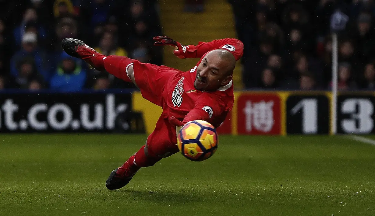 Heurelho Gomes. Kiper yang kini berseragam Democrata di Liga Brasil sejak Juni 2021 usai memperkuat Watford selama 6 musim dan Tottenham ini mampu menyelamatkan 11 tendangan penalti dari 34 kesempatan. Bersama Watford di musim 2015/2016, 4 eksekusi penalti sukses dipatahkan. (AFP/Adrian Dennis)