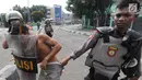 Anggota Sabhara Polri menangkap pengunjuk rasa saat bentrok  dengan massa aksi 22 Mei sebelum terjadi pembakaran bis milik Brimob di kawasan Tanah Abang,  Jakarta, Rabu (22/5/2019). (merdeka.com/Arie Basuki)
