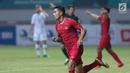 Pemain Timnas Indonesia, Alberto Goncalves merayakan gol yang dicetaknya saat melawan Hong Kong pada laga uji coba internasional di Stadion Wibawa Mukti, Cikarang, Selasa (16/10). Babak pertama, Indonesia unggul 1-0. (Liputan6.com/Helmi Fithriansyah)