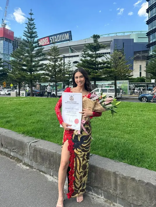 Kiara mendapatkan gelar Bachelor of Business dari Institute of Technology, Melbourne, Australia. [@kiaramckenna]
