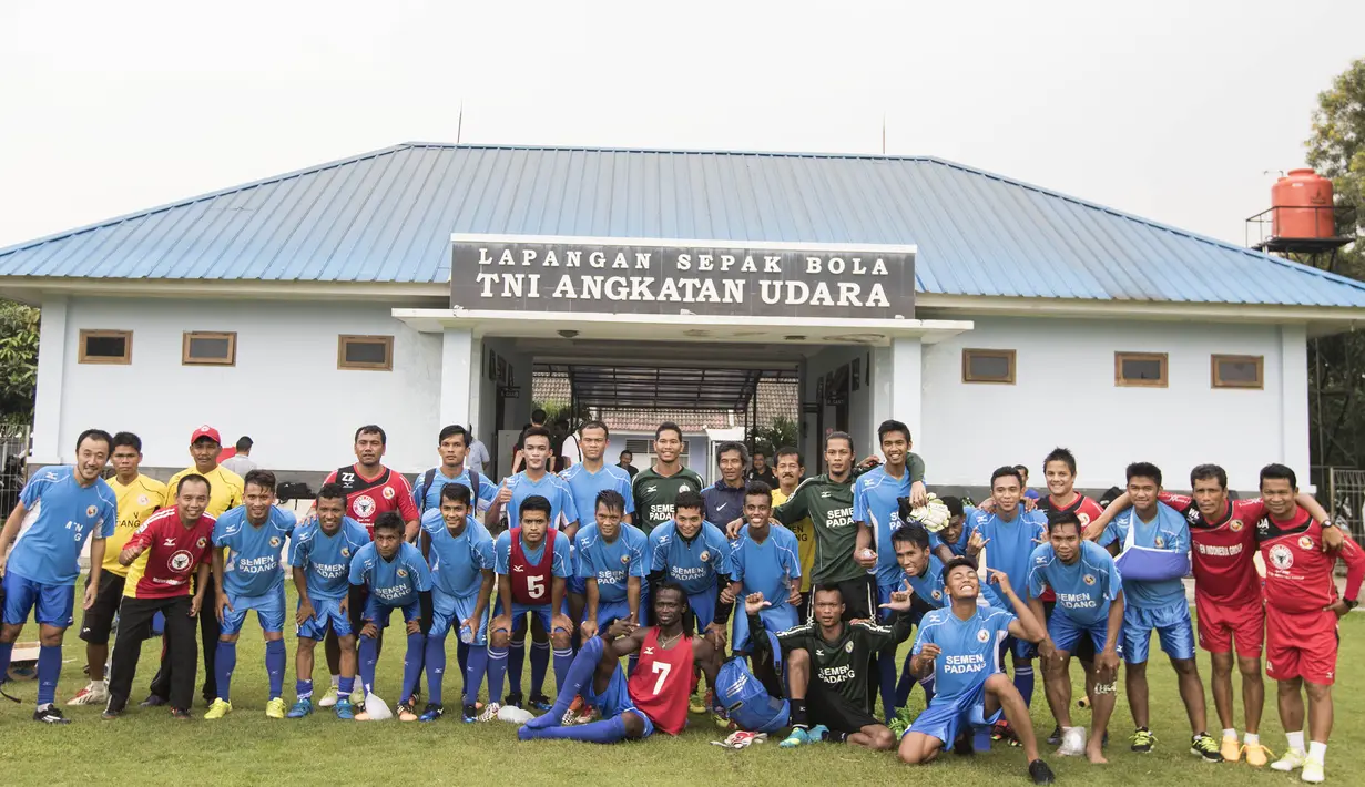 Para skuat Semen Padang foto bersama usai latihan jelang laga final Piala Jenderal Sudirman melawan Mitra Kukar di Lapangan Sutasom, Jakarta, Jumat (22/1/2016). (Bola.com/Vitalis Yogi Trisna)