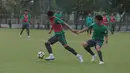 Pemain Timnas Indonesia U-23, Hansamu Yama (kiri) melewati adangan rekannya saat sesi latihan di Lapangan ABC Senayan, Jakarta (20/6/2018). Indonesia akan melawan Korea pada laga uji coba 23-6-2018. (Bola.com/Nick Hanoatubun)
