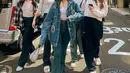 Gaya chic lainnya dari Fuji saat berada di Jepang. Ia menghadirkan tampilan denim on denim dengan tank top putih yang ditumpuknya dengan jaket denim dan dipadu celana jeans serasi. [Foto: Instagram/fuji_an]