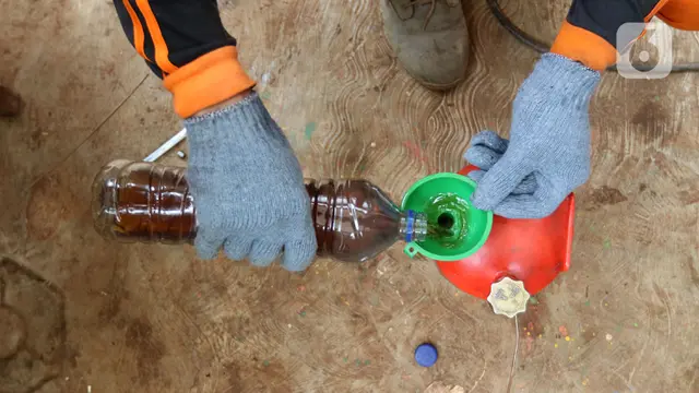 FOTO: Mengolah Sampah Plastik Menjadi Bahan Bakar Solar