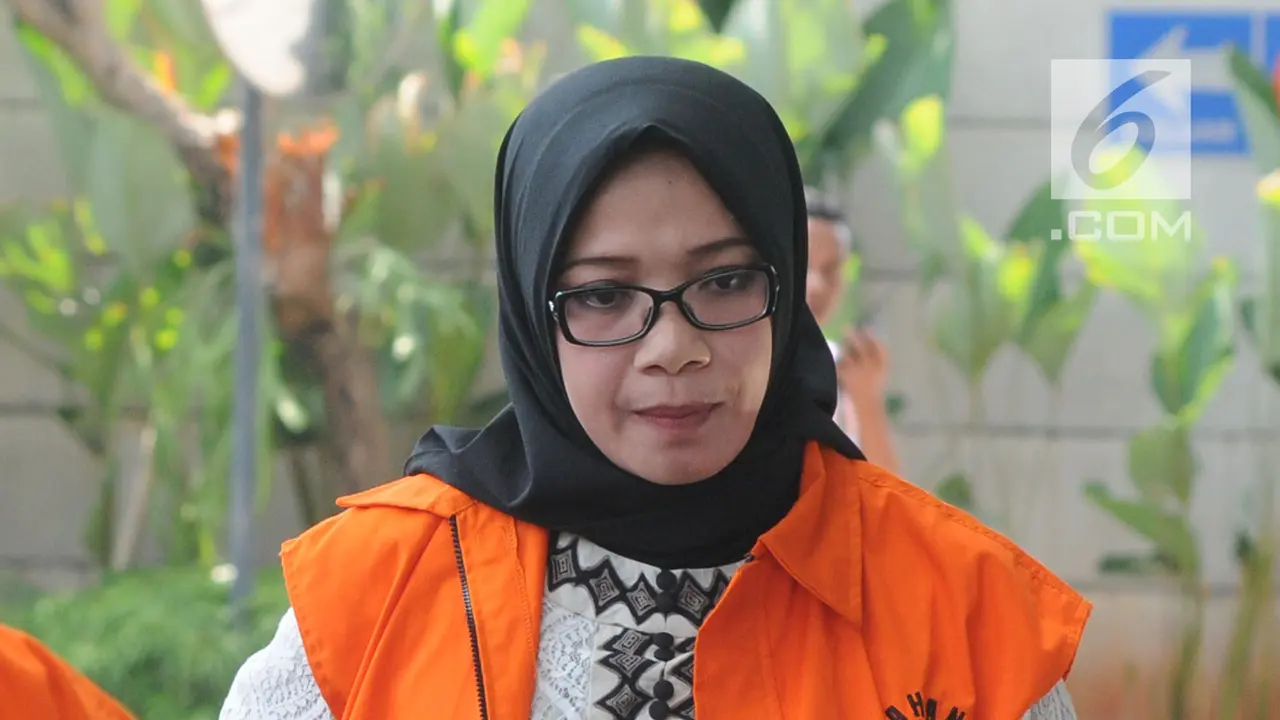 Ekspresi Eni Saragih dan Bupati Mojokerto Nonaktif Sebelum Diperiksa KPK