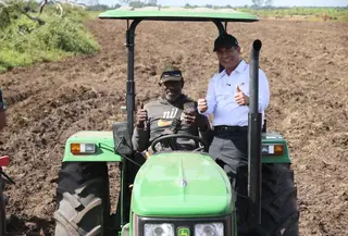 Menteri Pertanian Andi Amran Sulaiman saat melakukan tanam padi bersama petani di Desa Waninggap Kai, Distrik Semangga, Kabupaten Merauke, Sabtu (4/7/2026). (Foto: Liputan6.com/Lukman R)