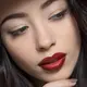 Cherry cola lips menggabungkan warna merah gelap dan cokelat untuk menciptakan tampilan bibir yang hangat, sedikit bold, tetapi tetap mudah dikenakan. (Foto/Dok: Pexels)