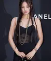 Ia juga mengenakan beberapa aksesori seperti&nbsp;jarinya mengenenakan cincin mini &mdash; dan perhiasan berlapis-lapis. Serta kalung panjang layering emas, perak, dan berlian dari koleksi Coco Crush, dengan motif rantainya. Dia menumpuk cincin di satu sisi dan berbagai gelang di sisi lain.&nbsp;[@jennierubyjane]
&nbsp;