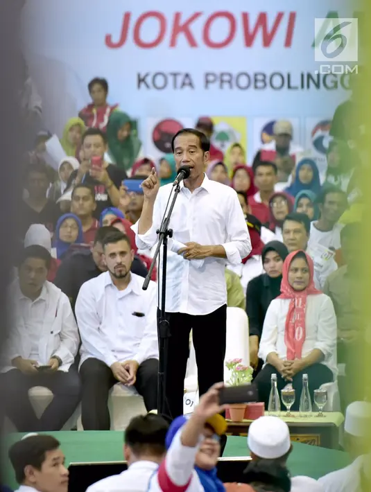 Capres nomor urut 01 Joko Widodo atau Jokowi memberi pidato politik saat kampanye di Probolinggo, Jawa Timur, Rabu (10/4). Jokowi mengatakan yakin ada kejutan dalam Pilpres 2019 di Jawa Timur. (Liputan6.com/Pool/Media Jokowi-Amin)