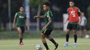 Pemain Timnas Indonesia U-22, Osvaldo Haay, mengontrol bola saat latihan di Lapangan F Senayan, Jakarta, Jumat (15/11). Latihan ini persiapan jelang Sea Games 2019 Filipina. (Bola.com/Vitalis Yogi Trisna)