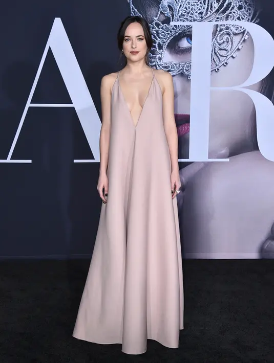 Pose Dakota Johnson saat tiba menghadiri pemutaran film perdana "Fifty Shades Darker" di The Theatre di Ace Hotel di Los Angeles, AS (2/2). Dakota Johnson bermain sebagai Anastasia 'Ana' Steele di film tersebut. (Photo by Jordan Strauss/Invision/AP)
