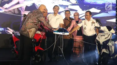 Menteri Koordinator Bidang Kemaritiman, Luhut Binsar Panjaitan (tengah) saat meresmikan gelaran Indonesia Electric Motor Show (IEMS) 2019 di Jakarta, Rabu (4/9/2019). IEMS 2019 merupakan pameran khusus kendaraan listrik pertama di Indonesia yang digelar BPPT. (Liputan6.com/Helmi Fithriansyah)