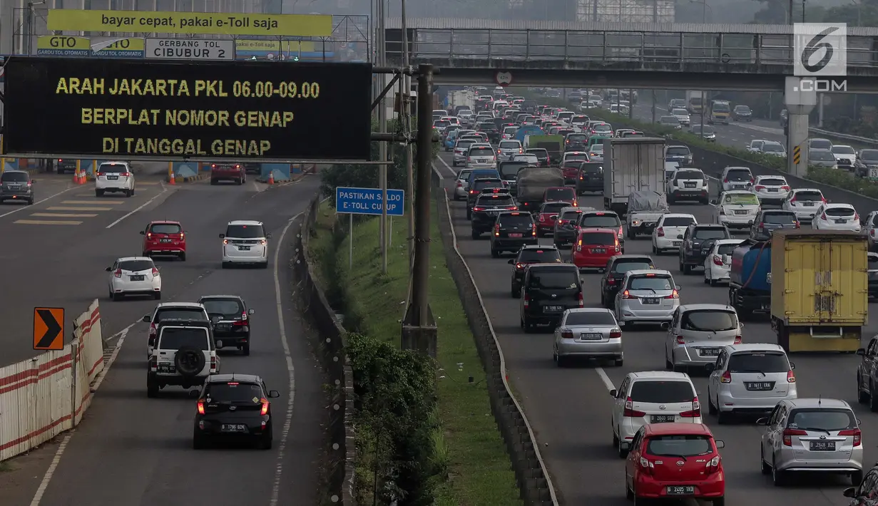 Kondisi arus lalu lintas di pintu masuk Gardu Tol Cibubur 2 saat pemberlakuan sistem ganjil genap di Jakarta, Senin (16/4). Kebijakan ini diterapkan untuk mengurai kemacetan di ruas Tol Jagorawi. (Liputan6.com/Faizal Fanani)