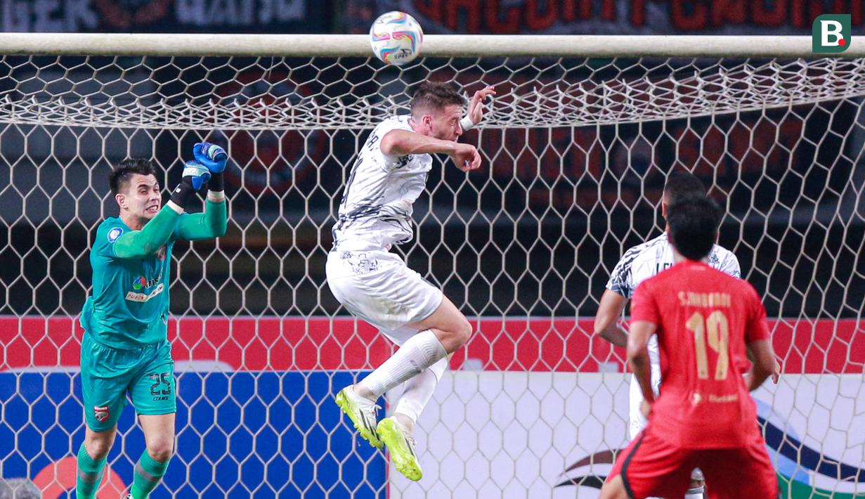 <p>Penjaga&nbsp;gawang Borneo FC, Nadeo Arga Winata (kiri), berhasil mengahalu bola dalam pertandingan pekan ketujuh BRI Liga 1 2023/2024 melawan Persija Jakarta yang berlangsung di Stadion Patriot Candrabhaga, Bekasi, Rabu (9/8/2023). (Bola.com/Bagaskara Lazuardi)</p>