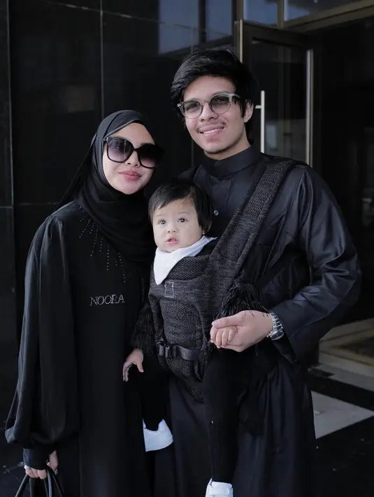 Aurel tampil dengan abbaya hitam yang serasi dengan kerudungnya. Begitu pun Atta yang mengenakan terusan warna serasi.  (@aurelie.hermansyah)