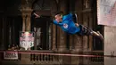 Peserta kompetisi slackline menunjukkan keahliannya saat Red Bull Airlines di Catania, Italia, Sabtu (8/10) Peserta tampil tanpa alat bantu pengaman di tubuhnya saat beraksi di kompetisi tersebut.(REUTERS)