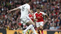 Striker Arsenal Alexis Sanchez menggiring bola pada laga melawan Sunderland di Stadion Emirates, London, Selasa (16/5/2017). (AFP/Adrian Dennis)