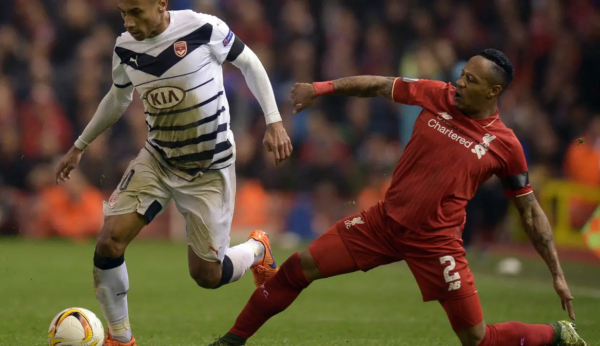 Bek Liverpool, Nathaniel Clyne, menekel pemain Bordeaux, Ferreira Jussie, pada laga Liga Europa di Stadion Anfield, Inggris, Kamis (26/11/2015). (AFP Photo/Oli Scarff)