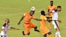 Bek Pantai Gading, Serge Aurier, menyundul bola saat melawan Pantai Gading pada Kualifikasi Piala Dunia 2018 di Stadion Félix Houphouët-Boigny, Abidjan, Sabtu (11/11/2017). Pantai Gading kalah 0-2 dari Maroko. (AFP/Issouf Sanogo)