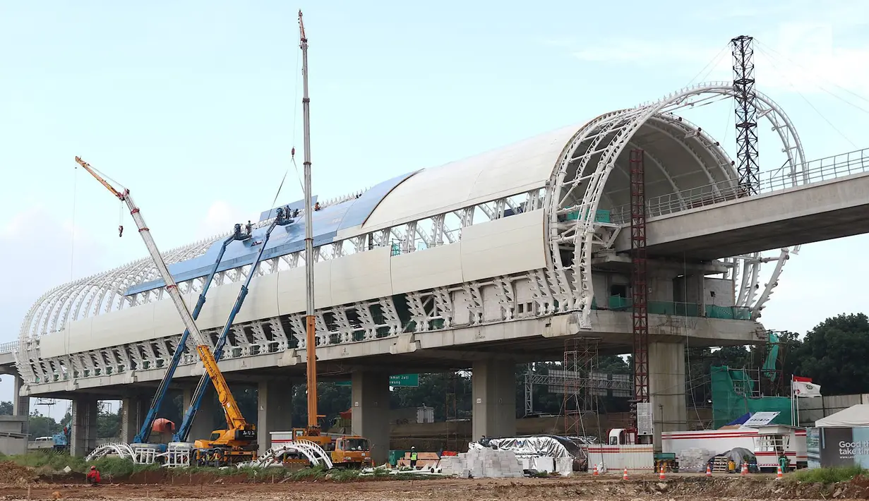 Suasana pembangunan stasiun LRT di kawasan Ciracas, Jakarta, Sabtu (23/3). Pada tahun 2019, pemerintah menganggarkan dana APBN untuk infrastruktur sebesar Rp415 triliun, naik 1,04% dari anggaran infrastruktur tahun sebelumnya. (Liputan6.com/Immanuel Antonius)