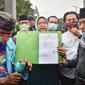 Bupati Bogor Ade Yasin menemui massa buruh yang menggelar demo menolak pengesahan UU Omnibus Law Cipta Kerja. (Liputan6.com/Achmad Sudarno)