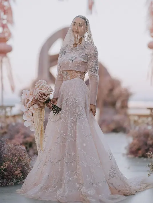 Potret Adinia Wirasti menikah mengenakan gaun pengantin bernuansa pink yang menarik untuk disimak. Dengan tema serba pink, mulai dari dekorasi hingga outfit bridesmaid dan groomsnya, Adinia Wirasti pun tampil dramatis mengenakan gaun pengantin rancangan Mel Ahyar yang bernuansa pink. Foto: Instagram.