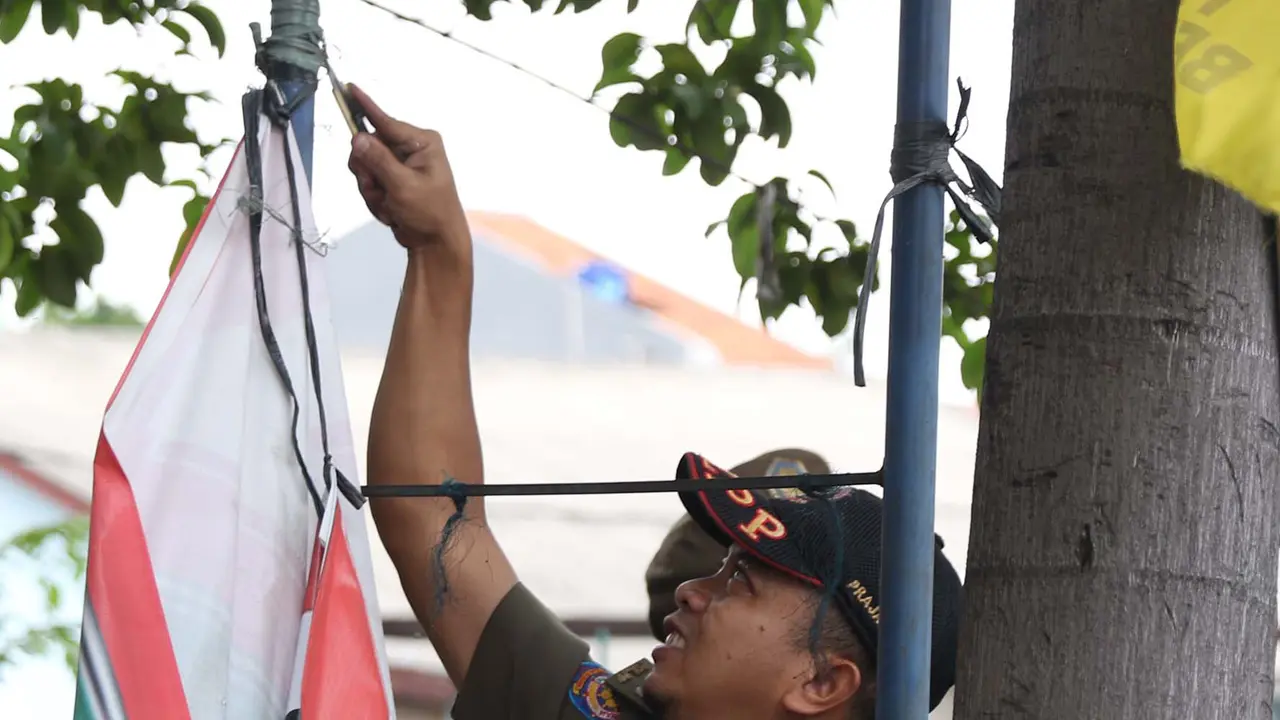Panwaslu Ciracas Turunkan Alat Peraga Kampanye