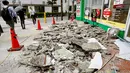 Puing-puing dinding berserakan setelah gempa bumi menghantam Ibaraki, Osaka, Jepang, Senin (18/6). Episentrum gempa berada di bagian utara prefektur Osaka pada kedalaman 13 km, kata badan meteorologi Jepang. (Yosuke Mizuno / Kyodo News via AP)