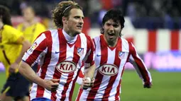 Atletico de Madrid&#039;s forward Diego Forlan celebrates his goal against FC Barcelona with teammate Kun Aguerro during their Liga football match at Vicente Calderon stadium in Madrid on March 1, 2009. AFP PHOTO/ PIERRE-PHILIPPE MARCOU 