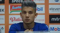 Gelandang Persib Bandung Kim Jeffrey Kurniawan kecewa timnya kalah di menit akhir saat melawan Bhayangkara FC. (Liputan6.com/Huyogo Simbolon)