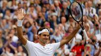 Ekspresi kegembiraan Roger Federer setelah mengalahkan Tomas Berdych pada semifinal Wimbledon 2017, Jumat (14/7/2017). (AP Photo/Alastair Grant)