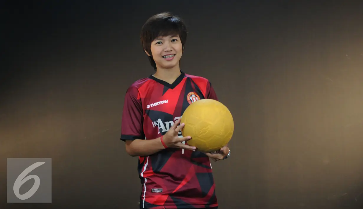 Kapten tim Jaya Kencana Angels, Anggi Puspita Sari berpose usai wawancara di Studio Liputan6.com, Jakarta, Kamis (1/9). Anggi merupakan pemain yang mampu bermain di posisi bek, flank, hingga penyerang. (Liputan6.com/Helmi Fithriansyah)