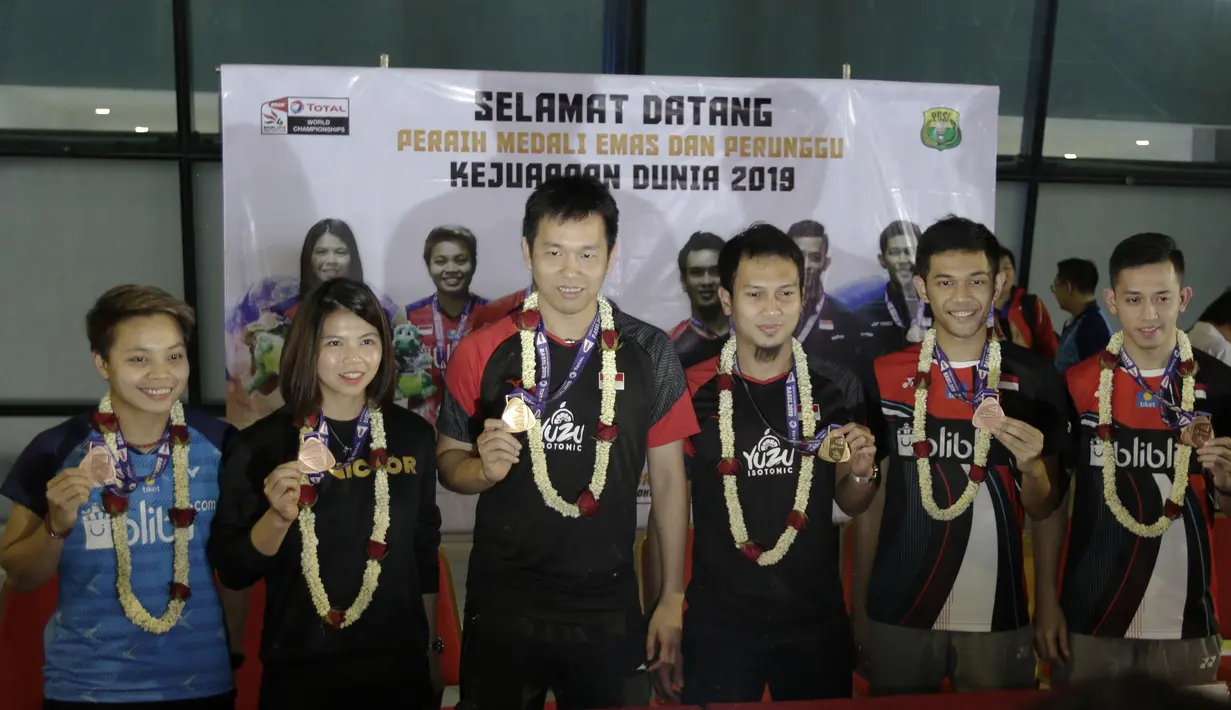 Atlet bulutangkis Indonesia menunjukan mendali saat konfrensi pers di Bandara Soekarno-Hatta, Tangerang, Selasa (27/8). Ahsan/Hendra meraih gelar pada Kejuaraan Dunia Bulutangkis 2019. (Bola.com/Yoppy Renato)
