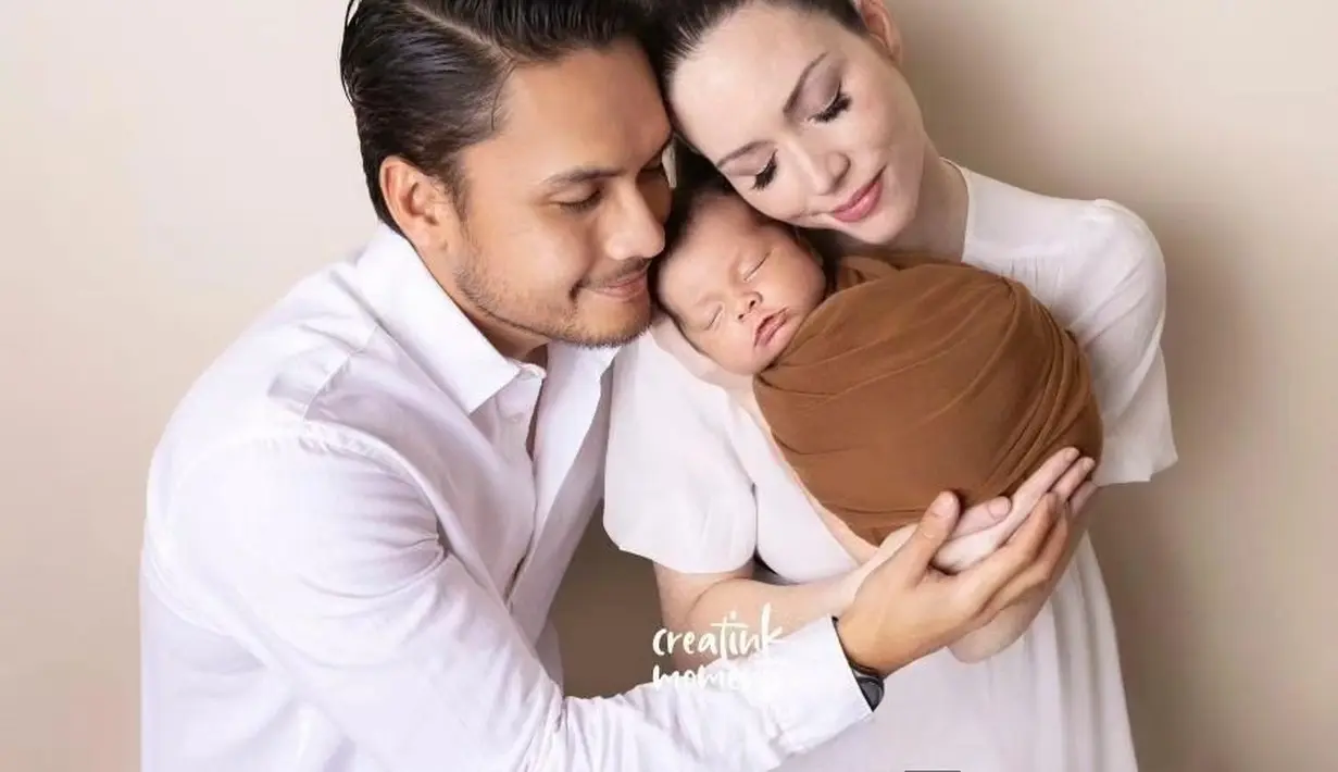 Randy dan tak ragu menunjukkan potret keluarga kecilnya yang bahagia. [Instagram/randpunk]