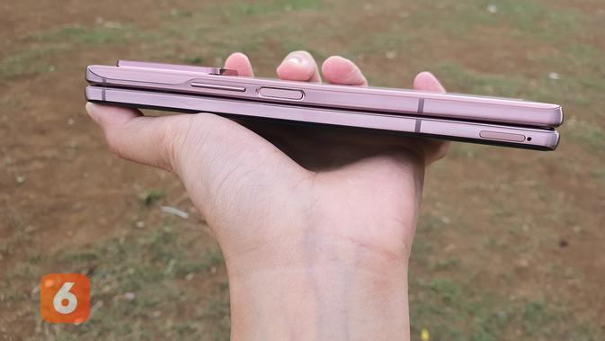 Sisi samping Galaxy Z Fold ketika dilipat (Liputan6.com/ Agustin Setyo W)