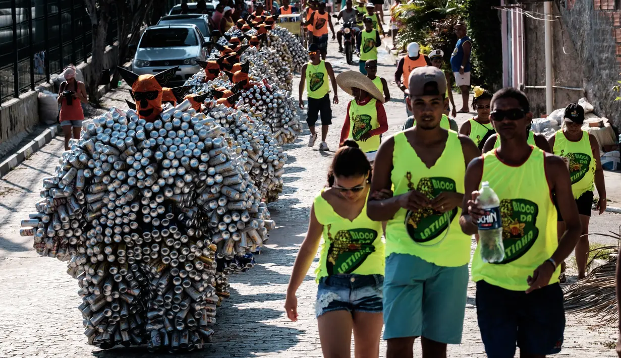 Peserta karnaval Bloco da Latinha berjalan berbaris di Madre de Deus, Brasil (9/2/2016). Anggota "Bloco da Latinha" ternyata mayoritas bekerja sebagai nelayan. (AFP Photo/Yasuyoshi Chiba)