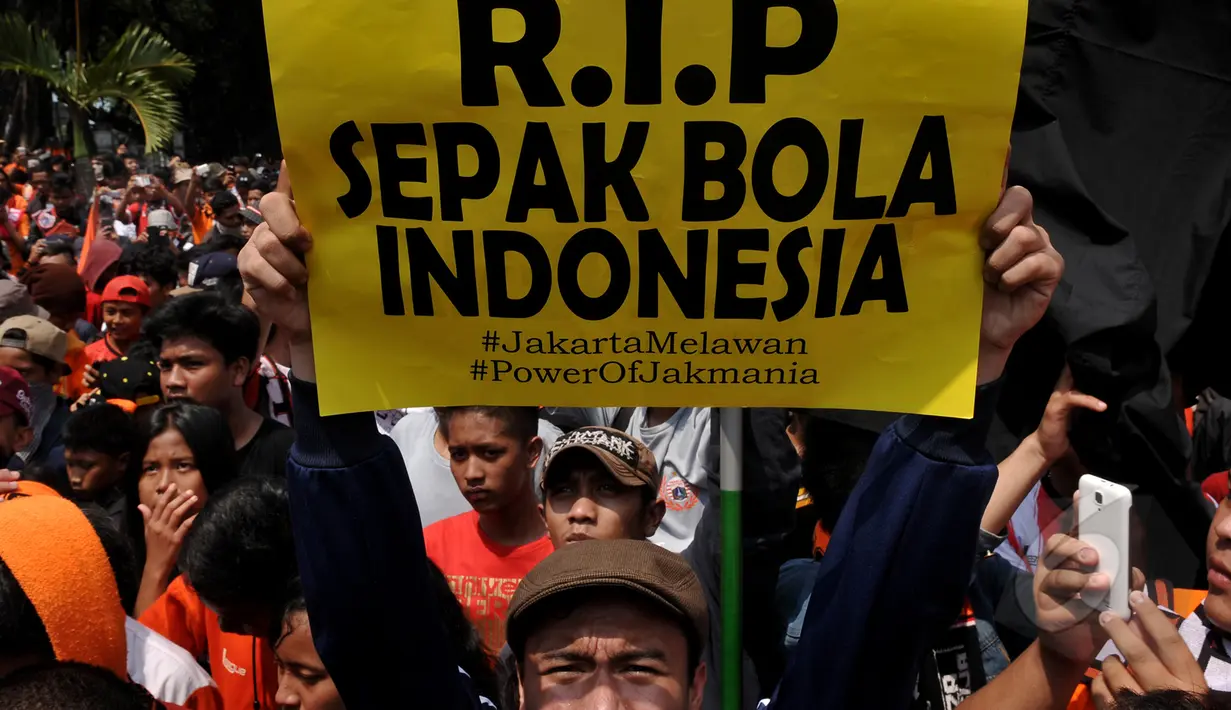 Puluhan ribu Jakmania (suporter tim Persija) menggelar aksi di depan Istana Negara, Jakarta, Selasa (5/5/2015). Mereka meminta Presiden Jokowi turun tangan menyelesaikan masalah sepak bola nasional, pasca dibekukannya PSSI. (Liputan6.com/Johan Tallo)