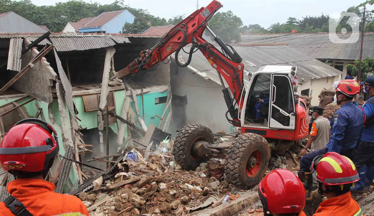 Petugas Suku Dinas Sumber Daya Air Jakarta Selatan menggunakan alat berat untuk mengeruk material pascalongsor di kawasan Ciganjur, Senin (12/10/2020). Alat berat dikerahkan mengeruk puing-puing bangunan tembok yang roboh pada kejadian longsor pada Sabtu 10 Oktober malam. (merdeka.com/Arie Basuki)