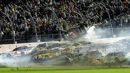 Mobil Austin Dillon terbang dan tersangkut di pagar pembatas. (Reuters/Reinhold Matay-USA TODAY Sports)
