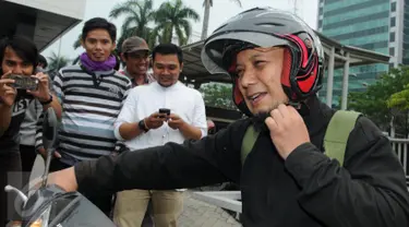 Penyidik senior KPK, Novel Baswedan  saat akan meninggalkan Gedung KPK menggunakan motor, Jakarta, Jumat (4/12). Novel akhirnya tidak jadi ditahan oleh Kejaksaan Bengkulu dan kembali ke Jakarta didampingi oleh kuasa hukumnya. (Lputan6.com/Helmi Afandi) 