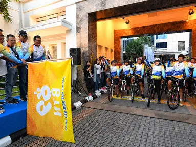 Direktur Bank BTN Iman Nugroho Soeko bersama jajaran Direksi Oni Febriarto, Andi Nirwoto, Dasuki Amsir dan Nixon Napitupulu melepas bendera start tanda dimulainya fun bike HUT BTN di halaman gedung BTN Pusat Jakarta, Sabtu (9/2). (Liputan6.com/HO/Hedi)