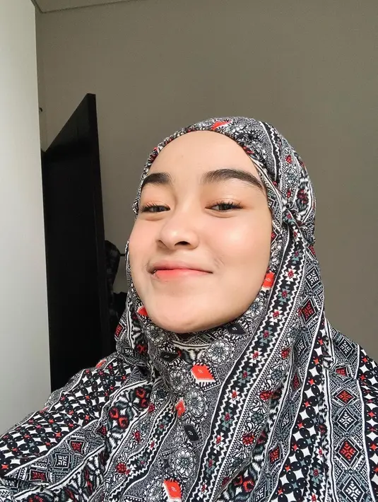 Unggah foto mengenakan mukena, aura anak sulung dari dua bersaudara ini semakin terpancar. Biasa tampil dengan makeup, pesona Diniyaan tanpa makeup saat mengenakan mukena ini bikin pangling. Mengantongi 1,3 juta pengikut, banyak warganet yang sering memuji paras Diniyaan lewat kolom komentar. (Liputan6.com/IG/@diniyaan)