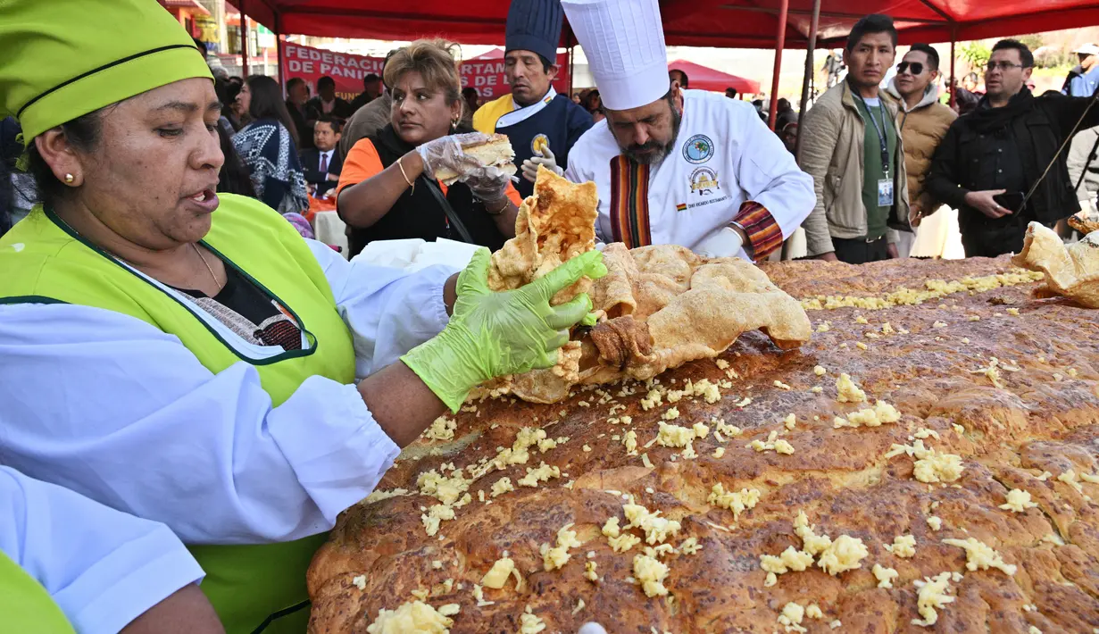 <p>Acara yang berlangsung selama dua hari ini diakhiri dengan penyajian sandwich raksasa berdiameter lebih dari dua meter, di depan kerumunan orang yang antusias di La Paz. (AIZAR RALDES / AFP)</p>