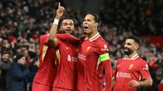 Penyerang Liverpool, Cody Gakpo (kedua kiri) merayakan golnya bersama Virgil van Dijk pada pertandingan kelima fase League Liga Champions 2024/2025 melawan Real Madrid di Stadion Anfield, Inggris pada Rabu 27 November 2024 waktu setempat atau Kamis 28 November 2024 dini hari Waktu Indonesia Barat. (Oli SCARFF/AFP)