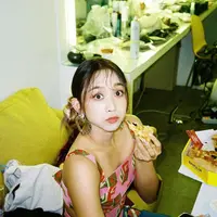 Dita Karang tidak hanya terkenal karena hobinya bercanda dan bicara dalam Bahasa Indonesia, namun juga parasnya yang rupawan. Di sini, ia terlihat sedang full makeup, dengan outfit crop top tanpa lengan, dan tatanan rambut messy look. Foto: Instagram.